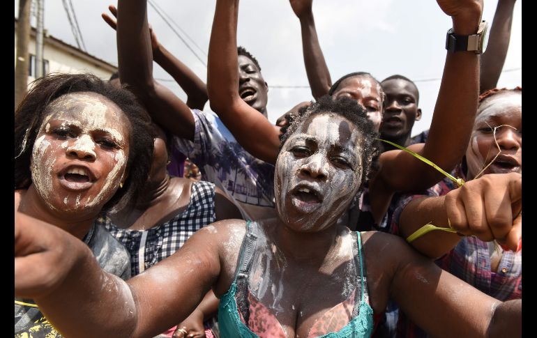 Habitantes celebran en Abiyán, Costa de Marfil, la orden de la Corte Penal Internacional de poner en libertad al expresidente Laurent Gbagbo, acusado de crímenes de lesa humanidad, debido al sobreseimiento de su caso. AFP/I. Sanogo