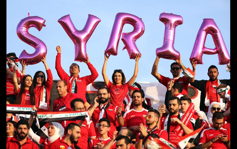 Fans de Siria aguardan el inicio del partido de la Copa Asiática de fultbol entre su equipo y Australia, en Al-Ain, Emiratos Árabes Unidos. AFP/K. Sahib