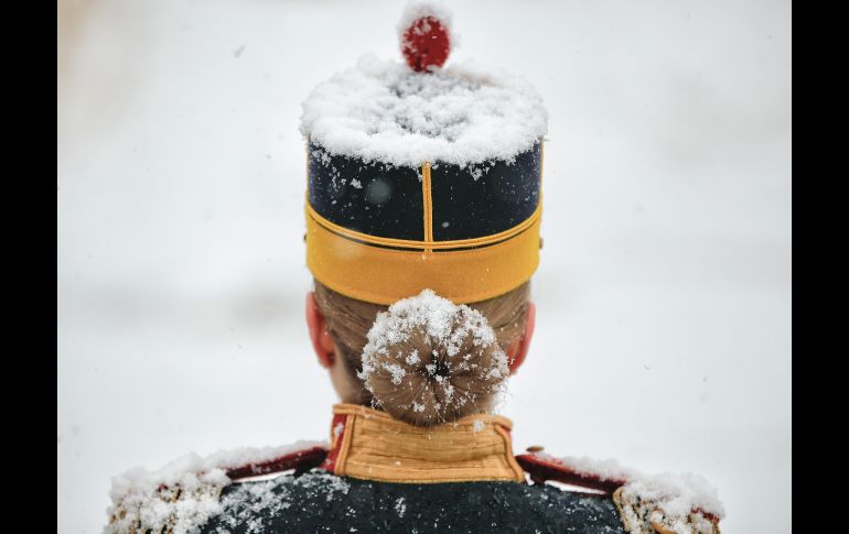 La nieve cae en una soldado previo a una ceremonia de bienvenida para el presidente de Eslovenia, Borut Pahor, en el palacio presidencial de Bucarest, Rumania. AP/V. Ghirda