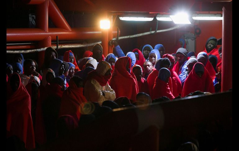 La embarcación de Salvamento Marítimo SAR Mastelero traslada al puerto español de Málaga a los 333 inmigrantes que fueron rescatados ayer de seis botes en el mar de Alborán. EFE/A. Cabrera