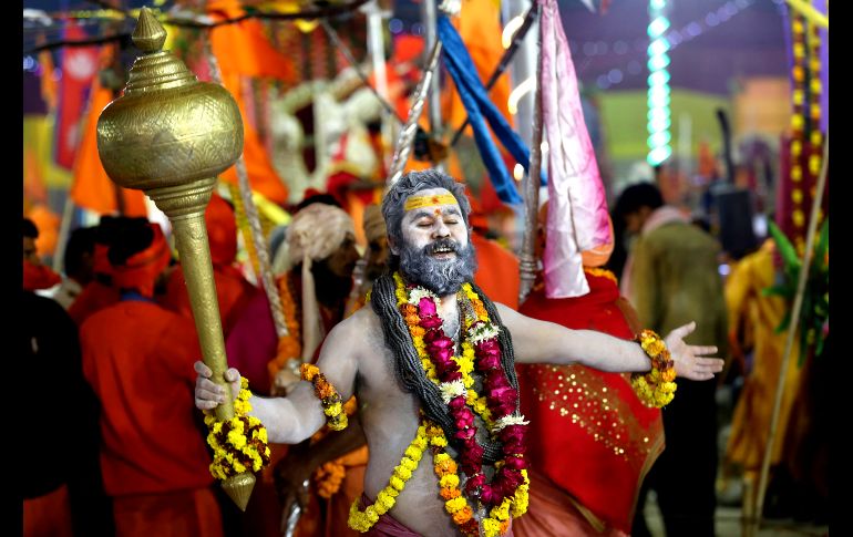 Un santón baila a su llegada para bañarse en las aguas del río Yamuna, donde confluyen tres de los ríos más sagrados en la mitología hindú, durante la celebración del festival Kumbh Mela en Prayagraj, India. AP/R. Kumar Singh