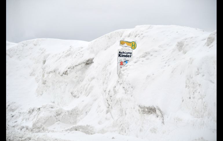 El letrero de una parada de autobús se asoma entre la gruesa capa de nieve en la ciudad de Sankt Koloman.