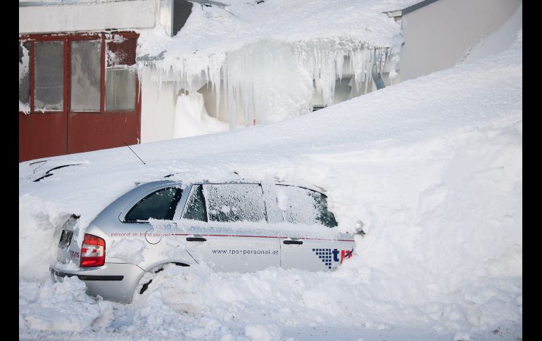 Un coche sepultado por la nieve en Galtuer, Austria.