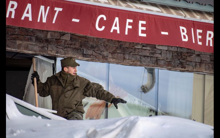 Unos mil 500 soldados han sido desplegados este martes en seis estados. Un elemento quita la nieve de un hotel afectado por una avalancha en Ramsau am Dachstein.