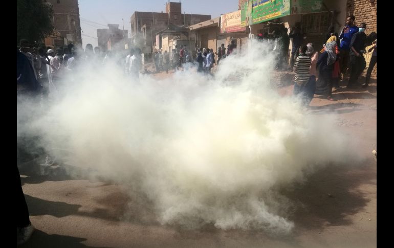 Policías sudaneses disparan gas lacrimógeno a cientos de manifestantes que se dirigen al palacio presidencial en Jartum. AFP