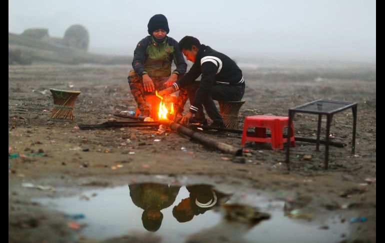 Habitantes de Bhaktapur, Nepal, se calientan junto a una fogata. Regiones montañosas del país registraron intensas nevadas y una baja en la temperatura. AP/N. Shrestha