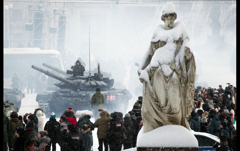 Elementos del Ejército ruso en tanques participan en un ensayo para el próximo desfile por el 75 aniversario de la liberación de Leningrado, en la Plaza del Palacio de San Petersburgo, Rusia.  AP/D. Lovetsky