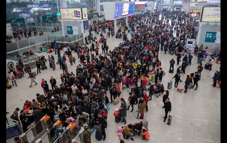 Pasajeros hacen fila en la estación del norte de Shenzhen, China. El país vive desde el pasado lunes el inicio del auge de viajes por el Año Nuevo chino, un periodo de 40 días en el que se espera que se registren unos dos mil 990 millones de desplazamientos. EFE