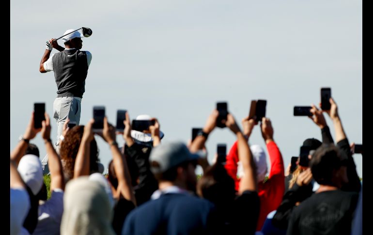 El estadounidense Tiger Woods juega en la primera ronda del torneo de golf Farmers Insurance Open, en el club Torrey Pines de San Diego, Estados Unidos. AP/G. Bull