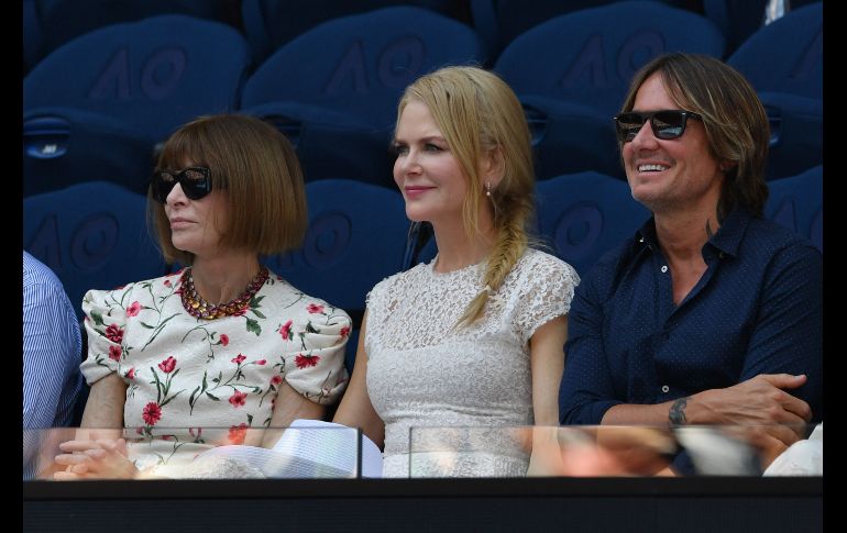 La actriz Nicole Kidman (c) con su esposo, el cantante Keith Urban, y la editora en jefe de la revista Vogue, Anna Wintour, asisten al juego de semifinales del Abierto de Australia entre Petra Kvitova y Danielle Collins, disputado en Melbourne. AFP/G. Wood