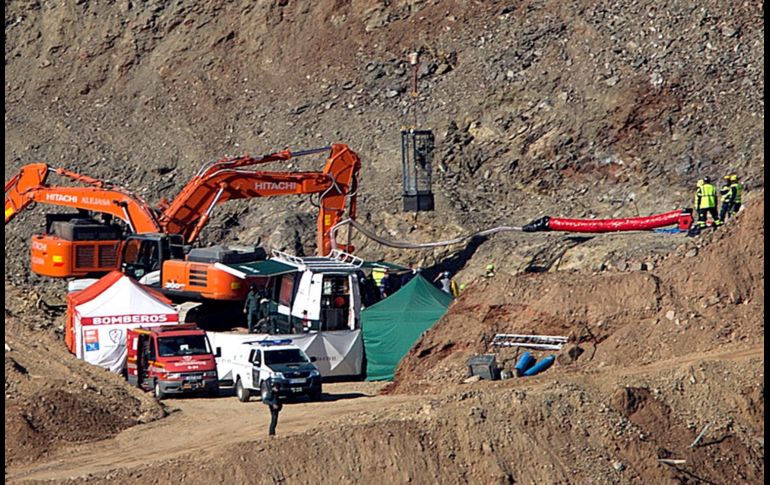 Labores en el sitio donde se realizó un túnel para rescatar a Julen, el niño de 2 años que cayó a un pozo estrecho y profundo el pasado 13 de enero en Totalan, España. Un minero entra en la capsula (c) fabricada expresamente para esta operación en la que bajarán en su interior por el túnel. EFE/D. Pérez