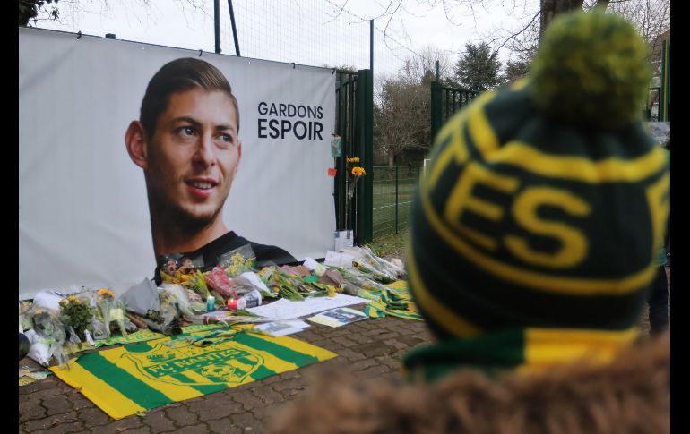 Vista del homenaje al jugador argentino Emiliano Sala en los campos de entrenamiento del FC Nantes, antes de una sesión este jueves en Nantes, Francia. Salá, exfutbolista del equipo francés viajaba el lunes a Cardiff cuando la avioneta que lo transportaba a él y a un piloto, desapareció cuando sobrevolaba el Canal de la Mancha. EFE/E. Lemaistre