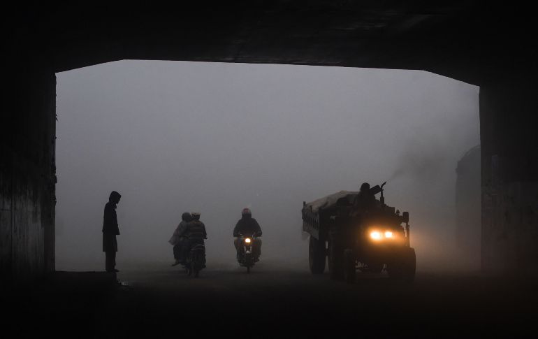 Paquistaníes conducen vehículos en un túnel en Lahore, donde se registra neblina y contaminación. AFP/A. Ali