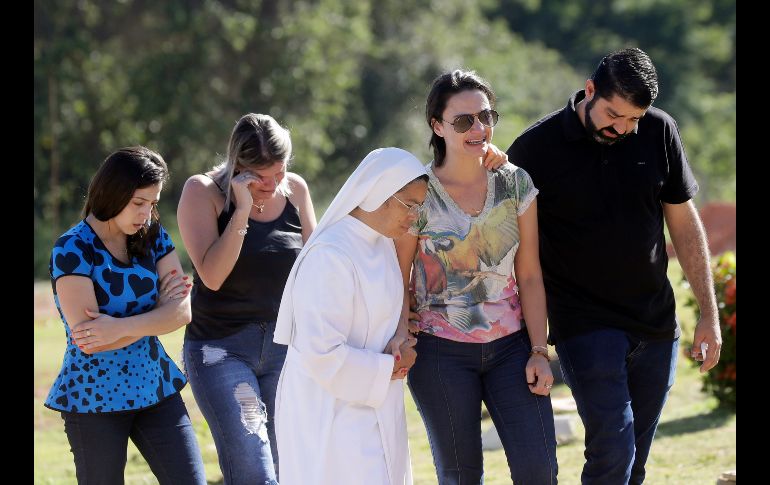 Amigos y familiares de Edgar Carvalho Santos asisten a su funeral en Brumadinho, Brasil. Carvalho es una de las víctimas de la ruptura de una represa. AP/A. Penner.