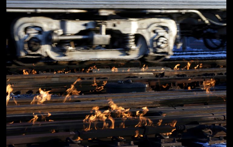 Un tren se dirige al centro de Chicago mientras un calentador de gas impide que se forme hielo y acumule nieve en  las vías. AP/K. Sato