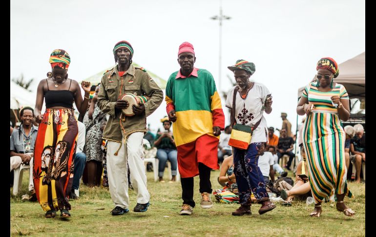 Fans del reggae bailan en el festival y feria de Bob Marley 