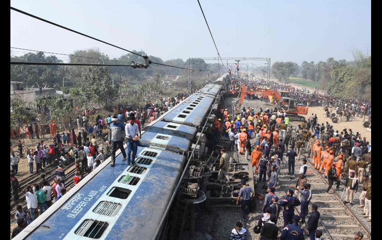 Personal de emergencias acude al sitio donde un tren descarriló cerca de Hajipur, India. Se reportan al menos seis pasajeros muertos y más de 20 lesionados. AFP