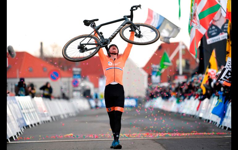 El holandés Mathieu van der Poel celebra tras ganar la carrera del campeonato mundial de Cyclo Cross en Bogense, Dinamarca. AFP/Ritzau Scanpix/C. Fisker