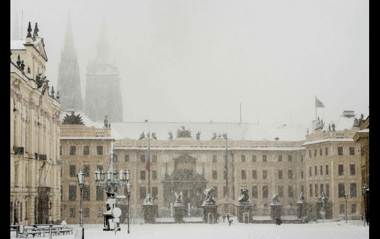 El castillo de Praga durante una fuerte nevada en la capital de la República Checa. AFP/M. Cizek