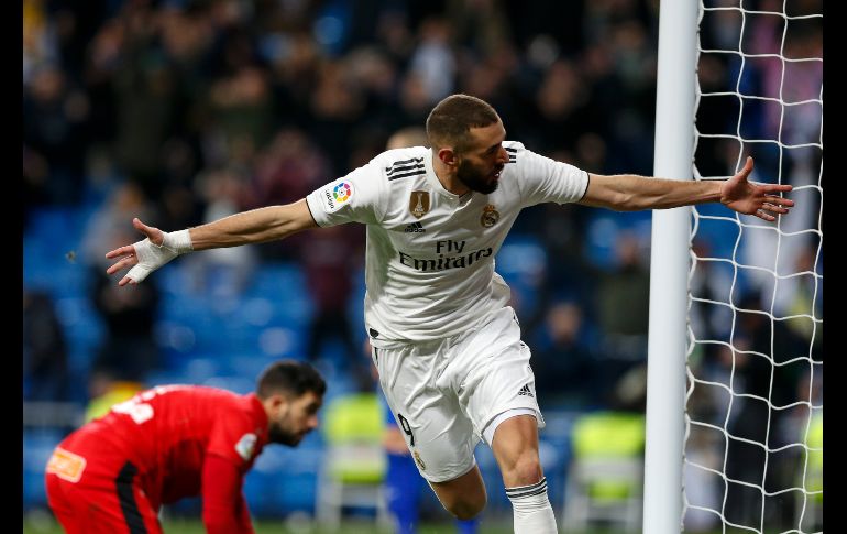 Karim Benzema, del Real Madrid, celebra su gol en partido de La Liga ante el Alavés, disputado en Madrid, España. AP/A. Comas