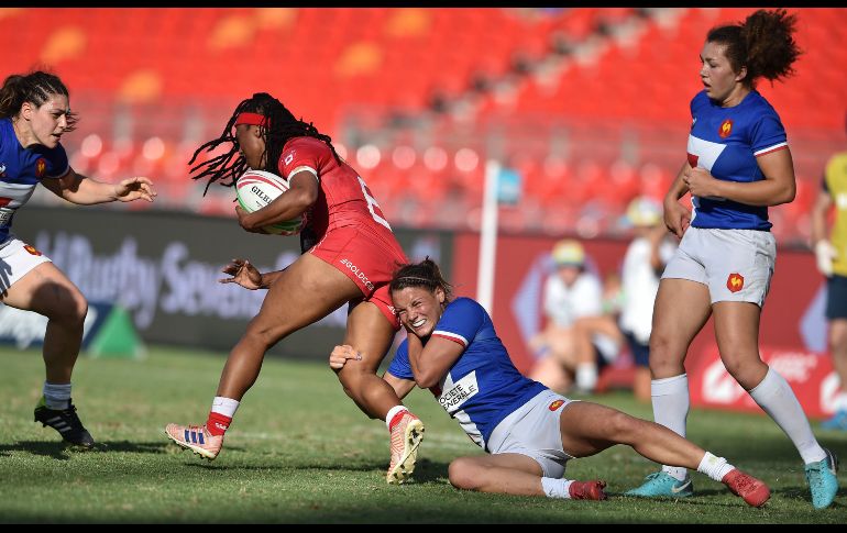 Valentine Lothoz (2 d), de Francia, y Charity Williams (2 i) disputan un balón en partido por el quinto lugar del torneo de rugby Sevens en Sídney, Australia. AFP/P. Parks