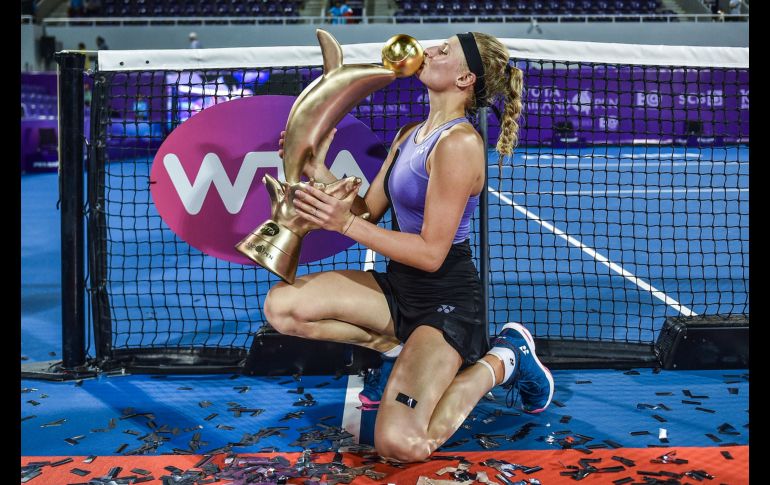 La ucraniana Dayana Yastremska posa con su trofeo tras ganar la final del Abierto de tenis de Tailandia, jugado en Hua Hin. AFP/C. Thirasupa