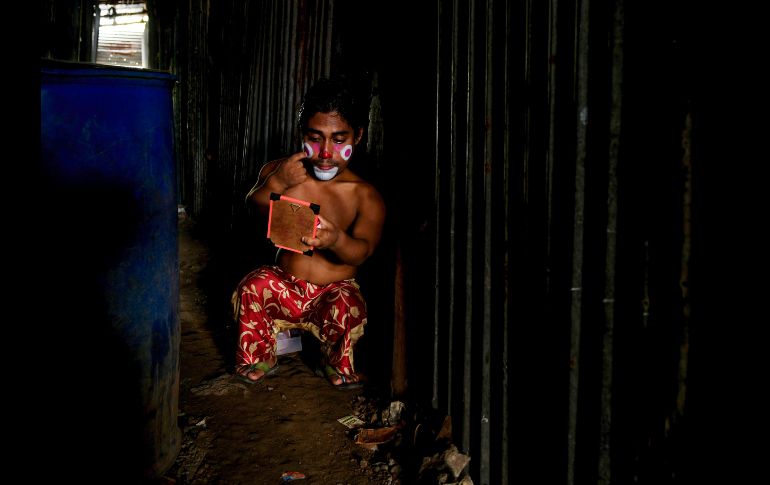 Un artista de circo se coloca maquillaje previo a su presentación en el Jumbo Circus en Chennai, India. AFP/A. Sankar