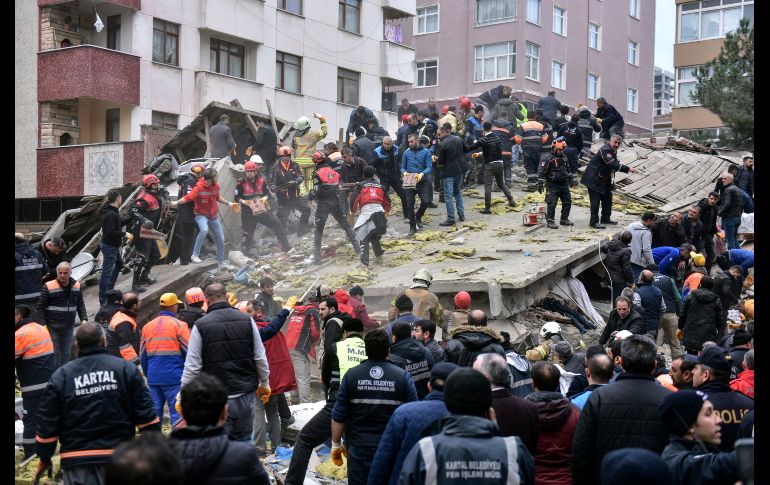 Rescatistas y habitantes retiran escombros de un edificio de ocho pisos que colapsó en Estambul, Turquía, que provocó al menos una muerte. AP/DHA