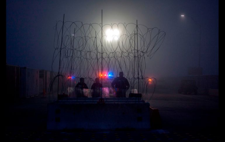 Elementos de la Patrulla Fronteriza estadounidense vigilan el puente internacional en Texas, visto desde Piedras Negras, Coahuila. AFP/J. Aguilar