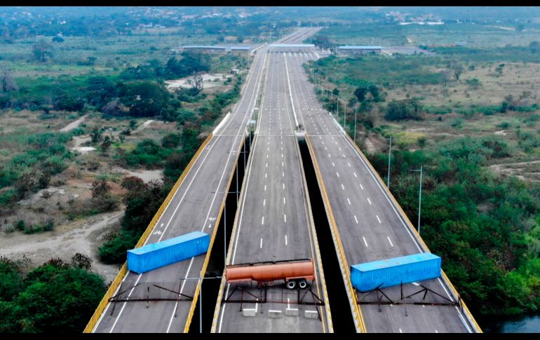 El puente fronterizo de Tienditas, entre Cucuta, Colombia, y  Tachira, Venezuela, fue bloquedo por el ejército venezolano previo al ingreso ayuda humanitaria. AFP/E. Estupinan