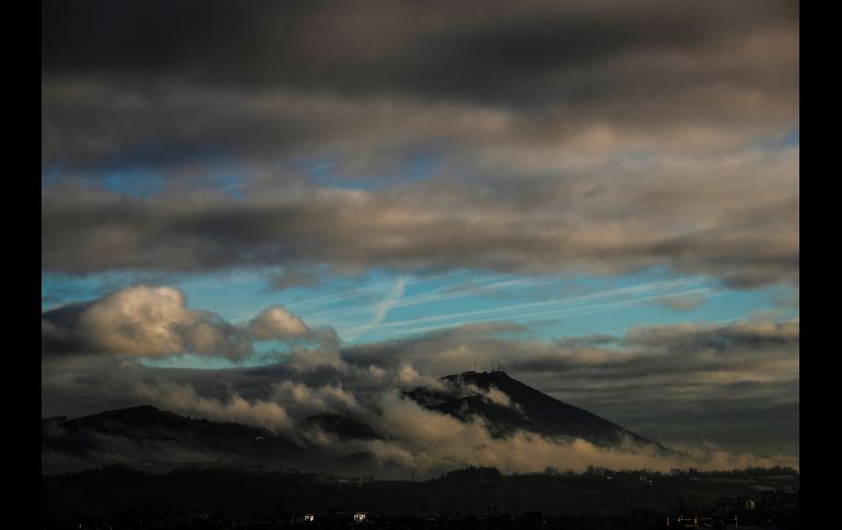 Nubes sobre el monte Jaizkibel en San Sebastián, España. EFE/J. Etxezarreta