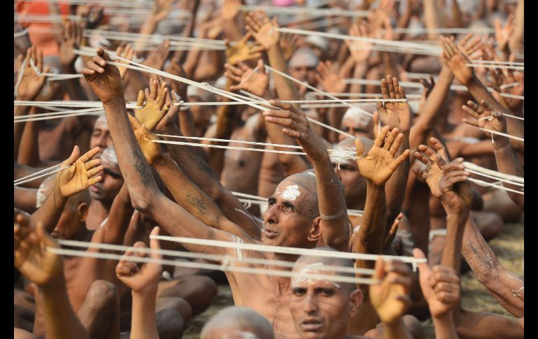 Ascetas hindúes recién iniciados realizan rituales en la orilla del río Ganges en Allahabad, India, en el marco del festival  Kumbh mela. AFP/S. Kanojia