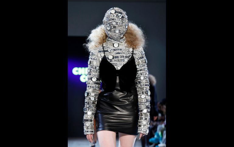 Una modelo muestra diseños de la colección de Christian Cowan en la Semana de la Moda en Nueva York. AP/R. Drew