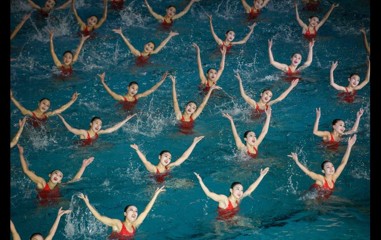 Nadadoras se presentan en un evento de nado sincronizado en Pyongyang para celebrar al fallecido líder norcoreano Kim Jong Il. AFP/E. Jones