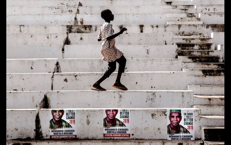 Un niño baila en la plaza Ribadu de Jimeta, Nigeria, previo a un mitin del opositor Partido Democrático del Pueblo. El país celebrará elecciones presidenciales y legislativas el 16 de febrero. AFP/L. Tato