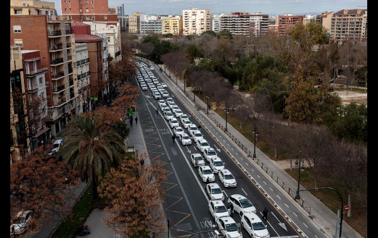 Taxistas protestan en defensa del sector, con una cola de vehículos estacionados en calles de Valencia, España. EFE/ B. Aliño