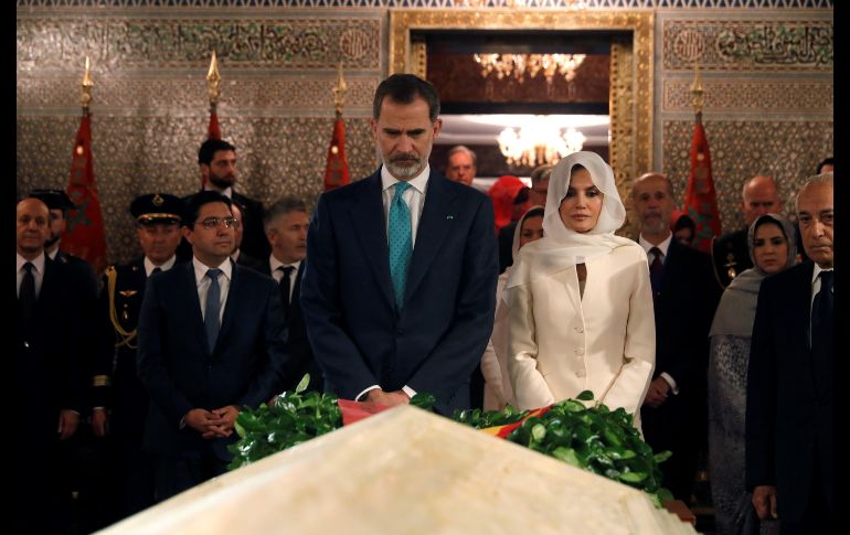 El rey Felipe VI y la reina Letizia de España participan en la tradicional ofrenda floral ante el Mausoleo donde están las tumbas de Mohamed V y Hasán II en Rabat, durante la segunda jornada de su visita de Estado a Marruecos. EFE/J. Martín
