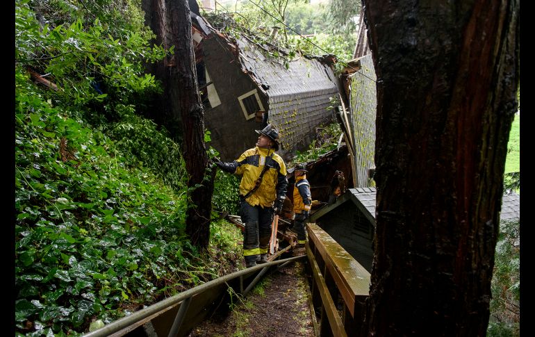 Bomberos buscan sobrevivientes tras un alud que destruyó tres casas en Sausalito, California, luego de intensas lluvias. AP/M. Short