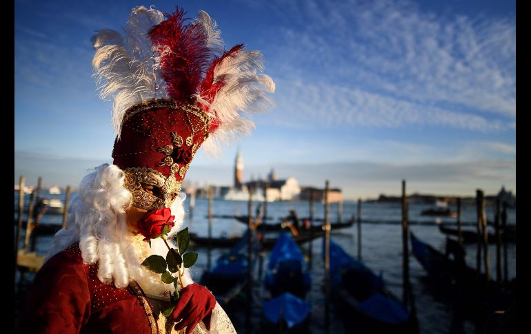 Una persona disfrazada participa en el Carnaval de la ciudad italiana de Venecia. AFP/A. Pizzoli