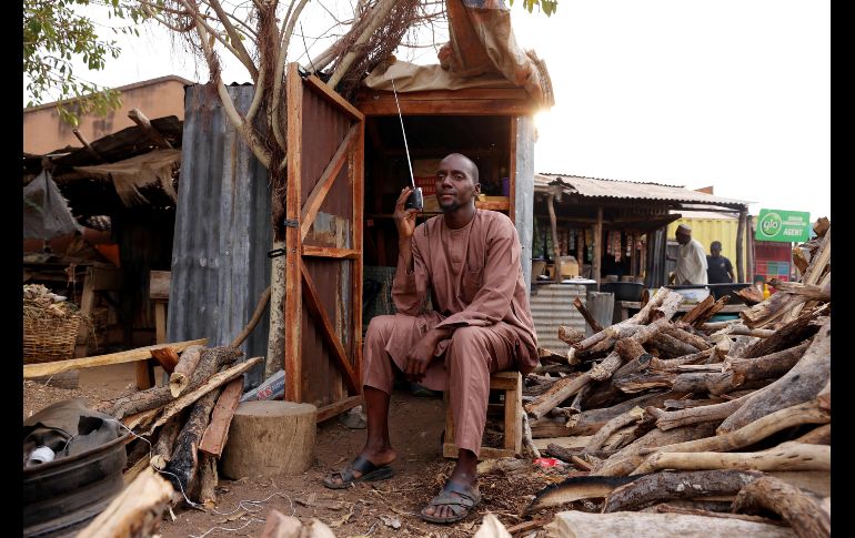 Un habitante escucha la radio en Yola, Nigeria, mientras el país aguarda el resultado de la elección presidencial.  REUTERS/N. NwaNri