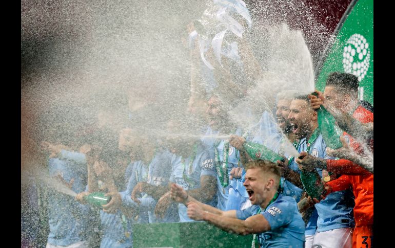 Jugadores del Manchester City festejan tras ganar la Copa de la Liga inglesa de futbol, en una final disputada ante Chelsea en Londres, Inglaterra. AP/T. Ireland