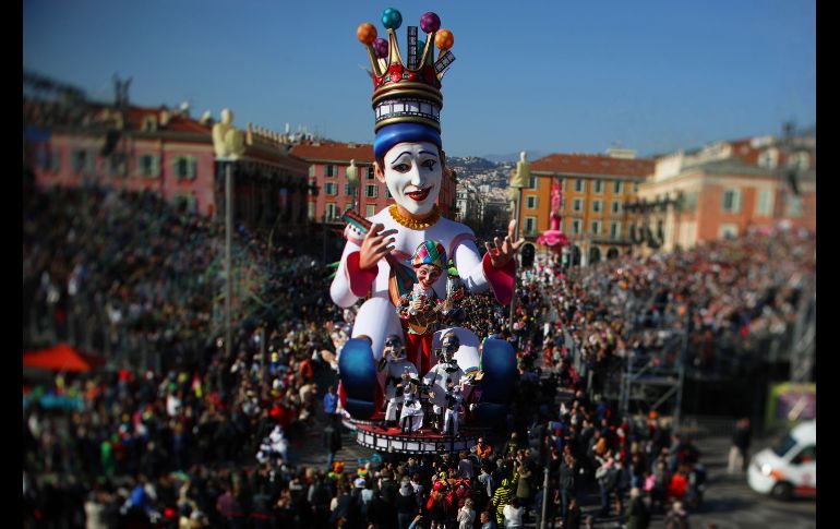 Una carroza avanza durante el desfile del carnaval en Niza, Francia. AFP/V. Hache