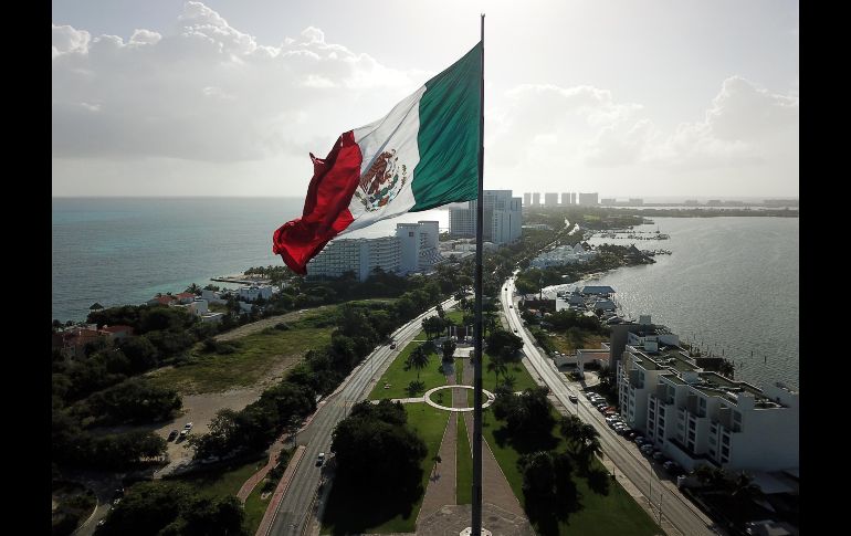 Una bandera monumental de México ondea en Cancún, Quintana Roo, en el Día de la Bandera. EFE/A. Cupul