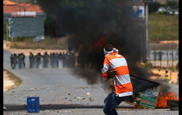 Un manifestante se ve durante enfrentamientos cn miembros de la Guardia Nacional Bolivariana de Venezuela en el paso fronterizo de Pacaraima, Brasil. AP/E. Barros