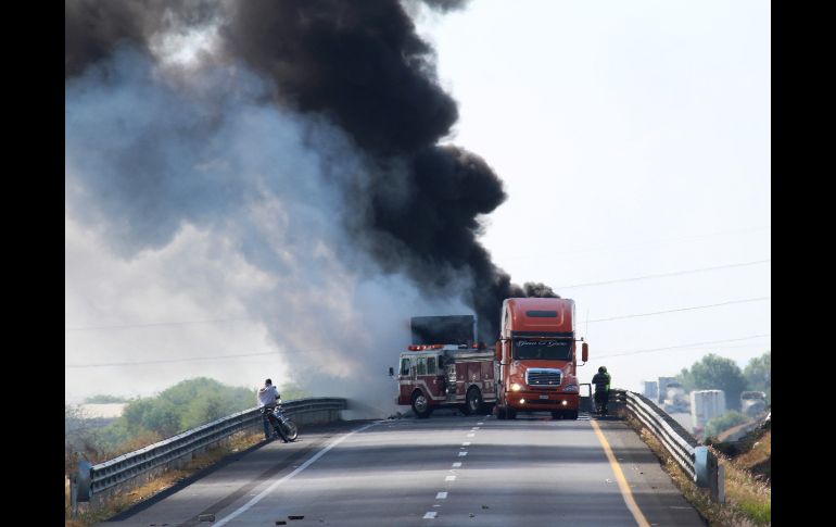 Vehículos incendiados este martes. Fuerzas de seguridad comenzaron el operativo en el estado de Guanajuato desde el lunes.