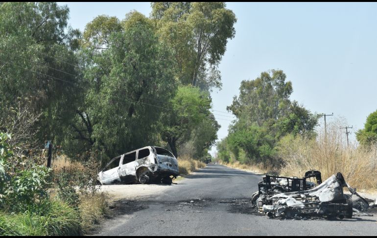 Vehículos que fueron incendiados para bloquear una carretera en las inmediaciones de Santa Rosa de Lima, en Guanajuato.