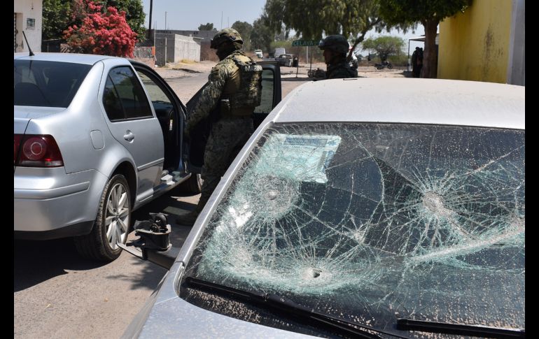 Elementos de la Marina investigan vehículos en Santa Rosa de Lima, en el municipio de Villagrán.