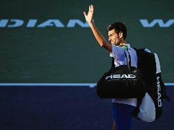Novak Djokovic saluda al público tras caer ayer ante el alemán Philipp Kohlschreiber. AFP