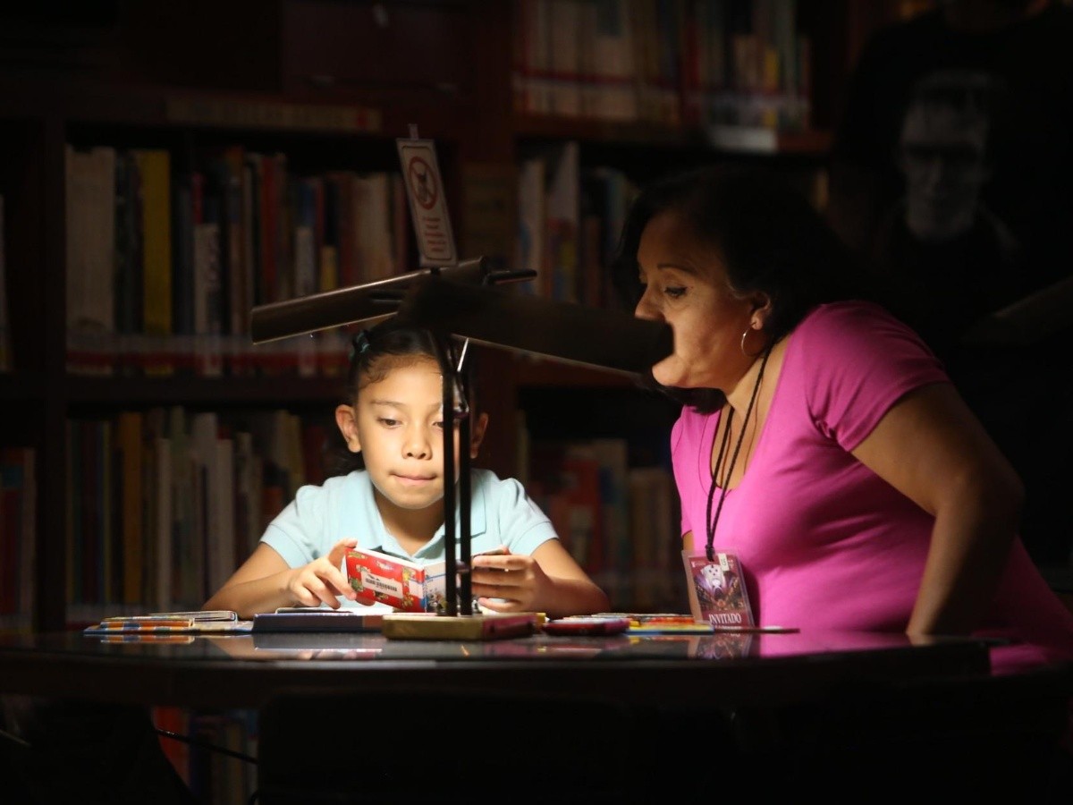  Medio millón de menores rompen récord de lectura colectiva en México