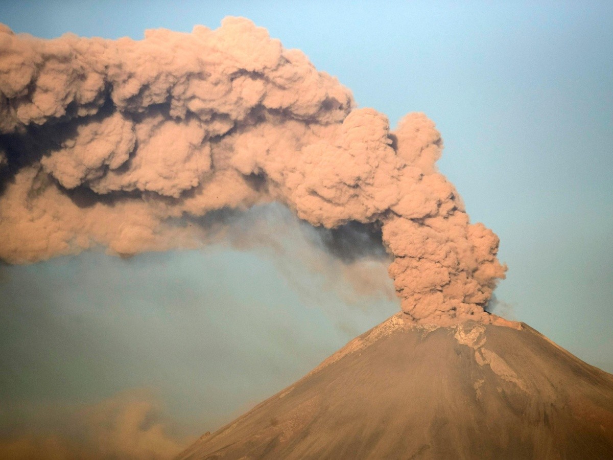  Elevan nivel de alerta del volcán Popocatépetl